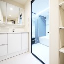 羽目板天井のキッチン空間の写真 洗面・バスルーム