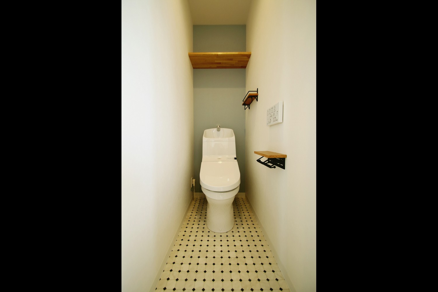バス/トイレ事例：トイレ（ホワイトクロス×オークフローリングでナチュラル空間に。）
