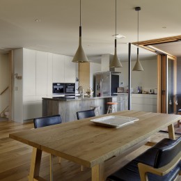 ダイニングキッチンとテラス (House-H Renovation / 築40年木造住宅のリノベーション)