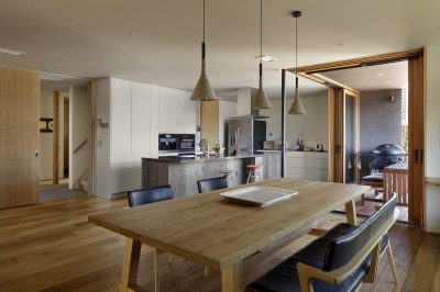 ダイニングキッチンとテラス (House-H Renovation / 築40年木造住宅のリノベーション)