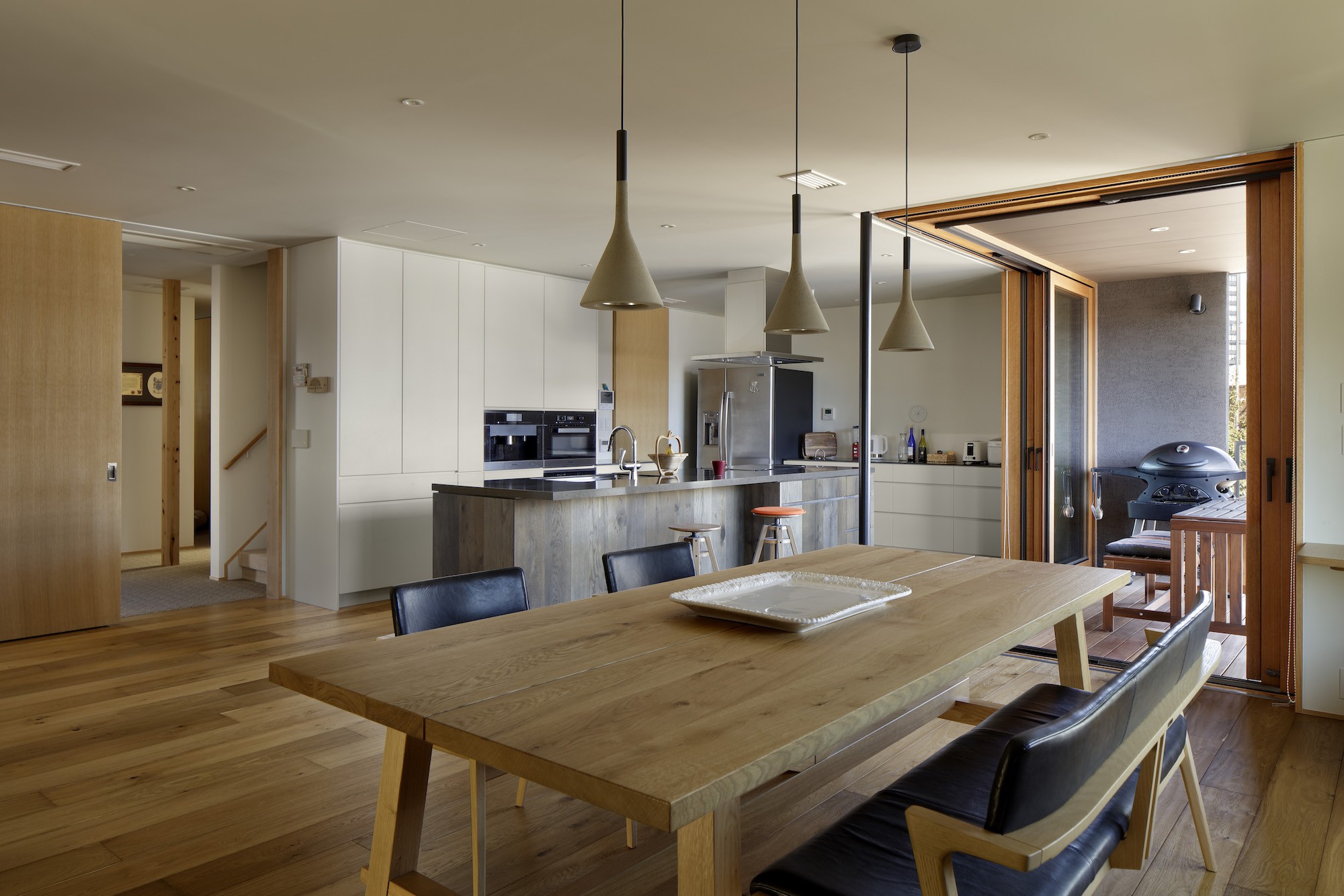 キッチン事例：ダイニングキッチンとテラス（House-H Renovation / 築40年木造住宅のリノベーション）