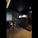 ダークカラーを基調とした大人かっこいい東京リノベーションの写真 キッチン