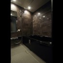 ダークカラーを基調とした大人かっこいい東京リノベーションの写真 バスルーム