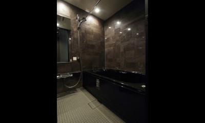 ダークカラーを基調とした大人かっこいい東京リノベーション (バスルーム)