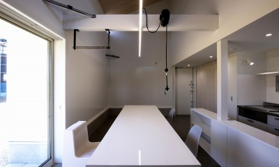 篠山市の小さな家／ONとOFFを切り替える職住一体の家 (１階　仕事中心の空間)