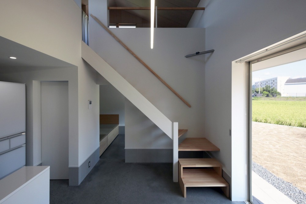 篠山市の小さな家／ONとOFFを切り替える職住一体の家 (階段)