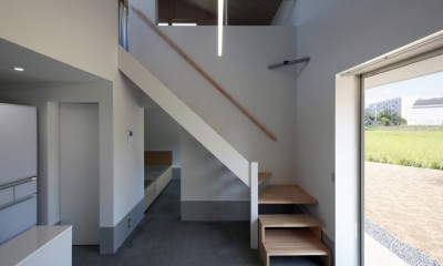 篠山市の小さな家／ONとOFFを切り替える職住一体の家 (階段)