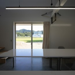 篠山市の小さな家／ONとOFFを切り替える職住一体の家 (キッチンからの景色)