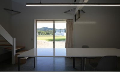 篠山市の小さな家／ONとOFFを切り替える職住一体の家 (キッチンからの景色)