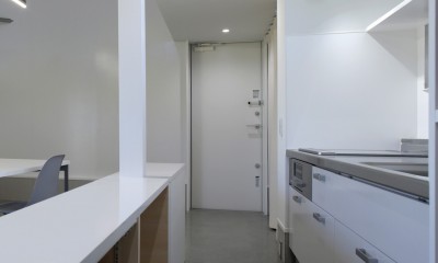 篠山市の小さな家／ONとOFFを切り替える職住一体の家 (キッチン)
