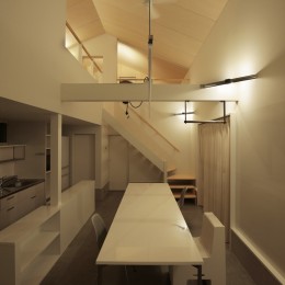 篠山市の小さな家／ONとOFFを切り替える職住一体の家 (1階　夜景)