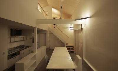 篠山市の小さな家／ONとOFFを切り替える職住一体の家 (1階　夜景)