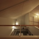 篠山市の小さな家／ONとOFFを切り替える職住一体の家の写真 寝室から吹き抜けを見る