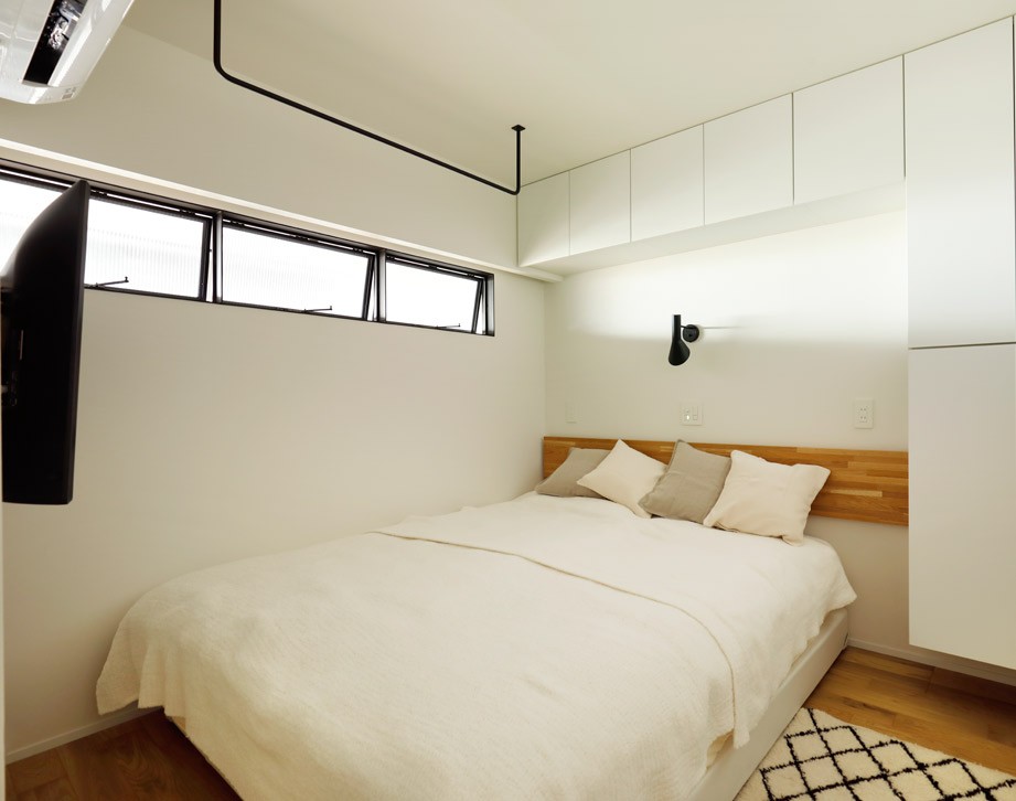ベッドルーム事例：リビングからの空気が流れる室内窓（デザインと実用性、広さと収納力。こだわりどころにメリハリをつけて、満足度は満点に。）
