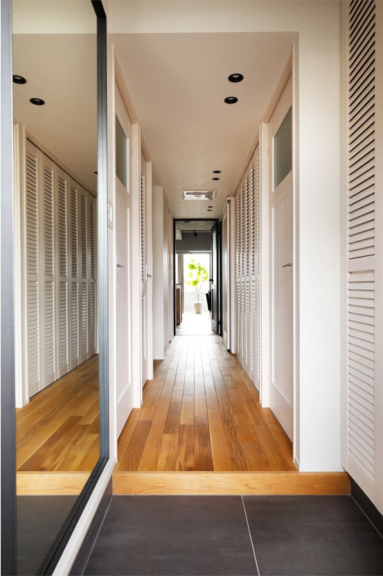 その他事例：ルーバーの扉でヌケ感のある廊下（デザインと実用性、広さと収納力。こだわりどころにメリハリをつけて、満足度は満点に。）