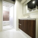 大理石調カウンターのL型キッチンの写真 洗面・バスルーム