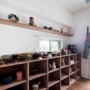 無国籍なインテリアの写真 キッチン横/食器棚