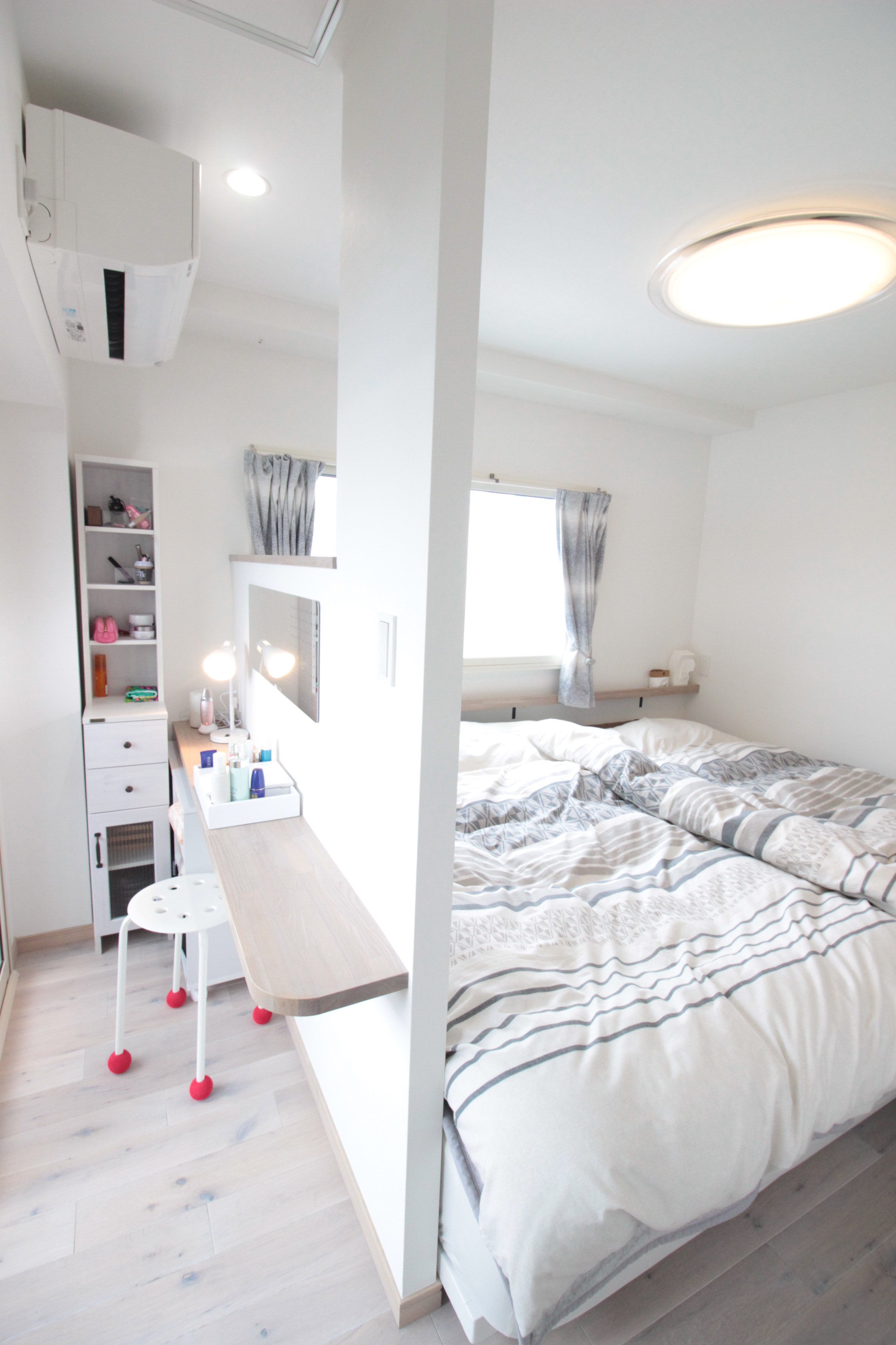 ベッドルーム事例：奥様専用お化粧スペースのある寝室（こだわりいっぱいのキッズスペース&キッチン！）