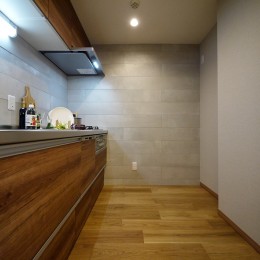 キッチン (折り上げ天井と間接照明のリビング)