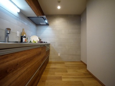 キッチン (折り上げ天井と間接照明のリビング)