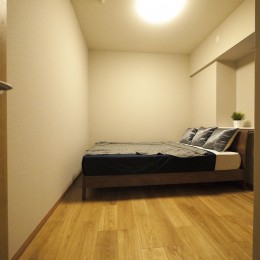 ベッドルーム (折り上げ天井と間接照明のリビング)