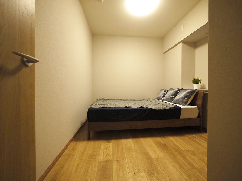 ベッドルーム事例：ベッドルーム（折り上げ天井と間接照明のリビング）