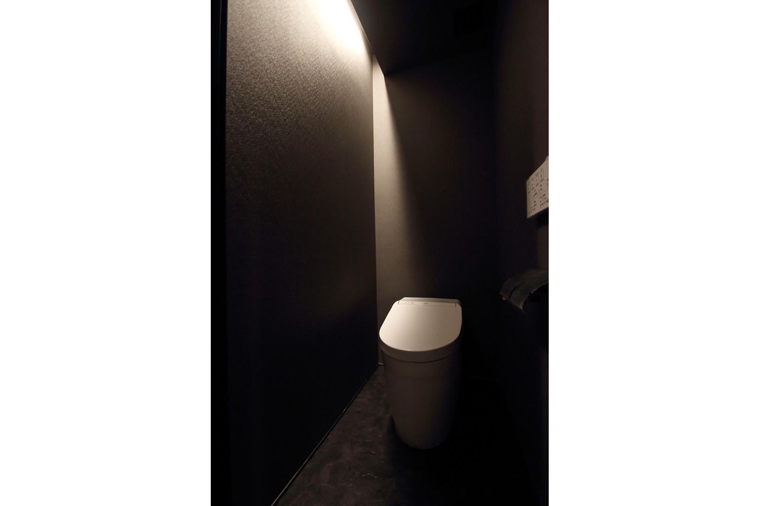 バス/トイレ事例：トイレ（【モノトーン】×【アジアで見つけたビンテージ家具】でつくる東南アジアのリゾートホテル）