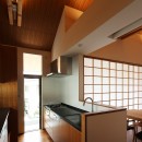 【つなぎ梁の家】　　柔らかな光に包まれたリビング空間の写真 キッチン