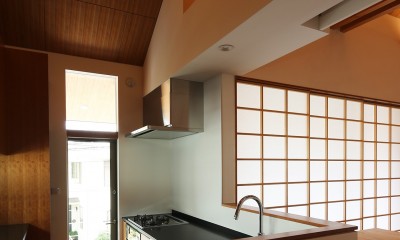 【つなぎ梁の家】　　柔らかな光に包まれたリビング空間 (キッチン)
