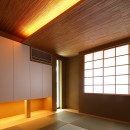 【つなぎ梁の家】　　柔らかな光に包まれたリビング空間の写真 和室