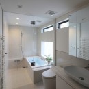 【つなぎ梁の家】　　柔らかな光に包まれたリビング空間の写真 浴室・洗面