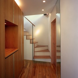 【スキップテラスの家】　　テラスの段差が生み出す、外部空間の変化 (玄関・階段)