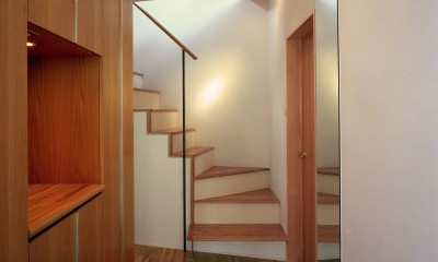 【スキップテラスの家】　　テラスの段差が生み出す、外部空間の変化 (玄関・階段)