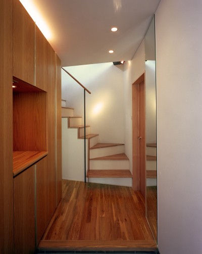 玄関・階段 (【スキップテラスの家】　　テラスの段差が生み出す、外部空間の変化)