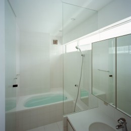 【スキップテラスの家】　　テラスの段差が生み出す、外部空間の変化 (浴室・洗面)