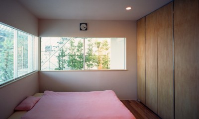 【スキップテラスの家】　　テラスの段差が生み出す、外部空間の変化 (ベッドルーム)