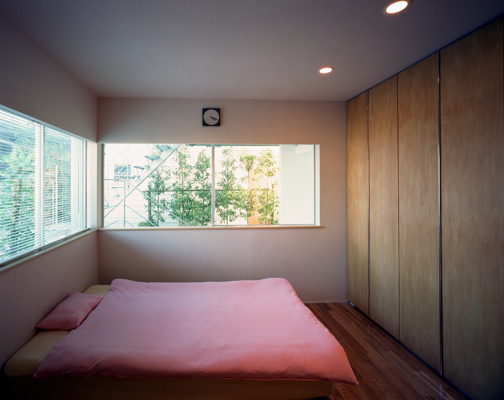 ベッドルーム事例：ベッドルーム（【スキップテラスの家】　　テラスの段差が生み出す、外部空間の変化）