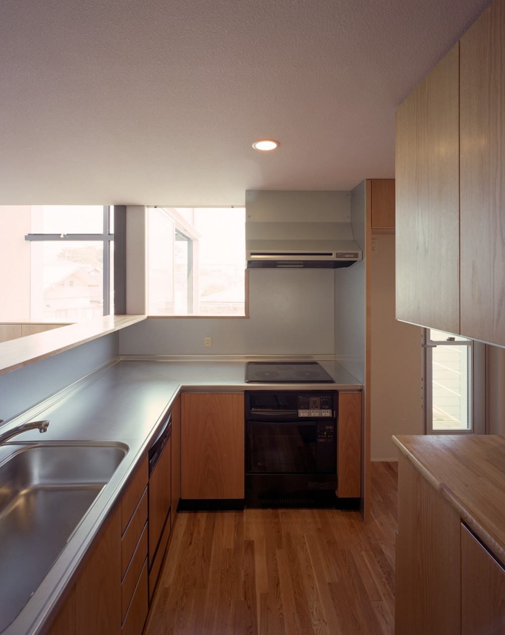 【スキップテラスの家】　　テラスの段差が生み出す、外部空間の変化 (キッチン)