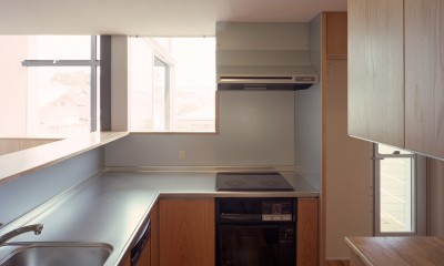 【スキップテラスの家】　　テラスの段差が生み出す、外部空間の変化 (キッチン)
