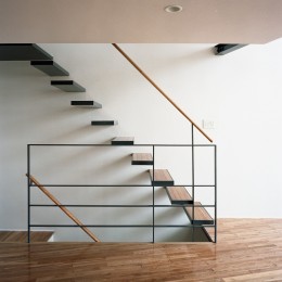 【スキップテラスの家】　　テラスの段差が生み出す、外部空間の変化 (階段)