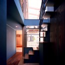 【光渓の家】　　家の中央を貫く光の写真 階段