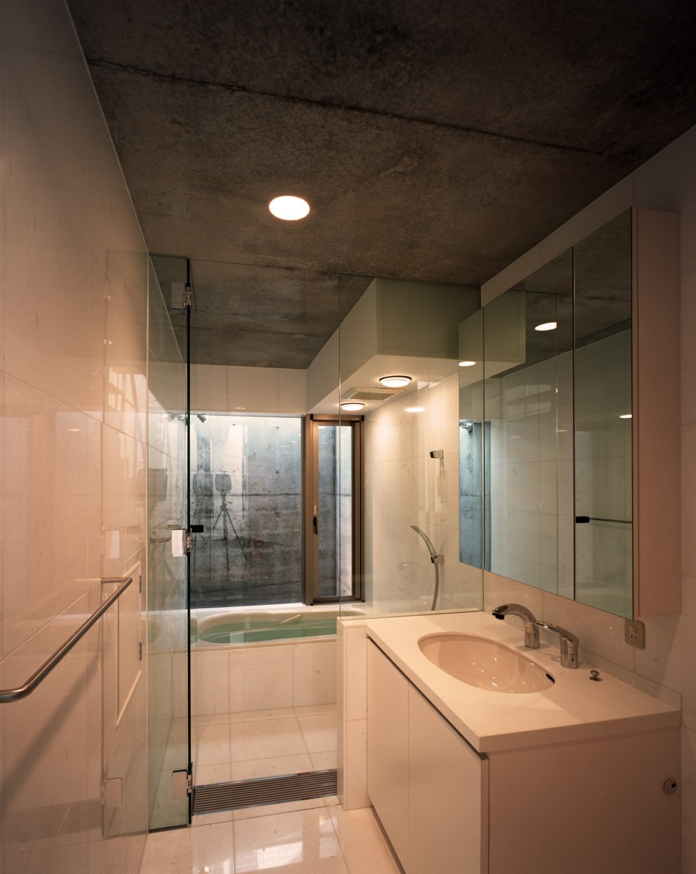 【宙空のコートハウス】　壁に囲まれたプライバシー完全な家 (浴室・洗面)