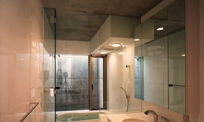 【宙空のコートハウス】　壁に囲まれたプライバシー完全な家 (浴室・洗面)
