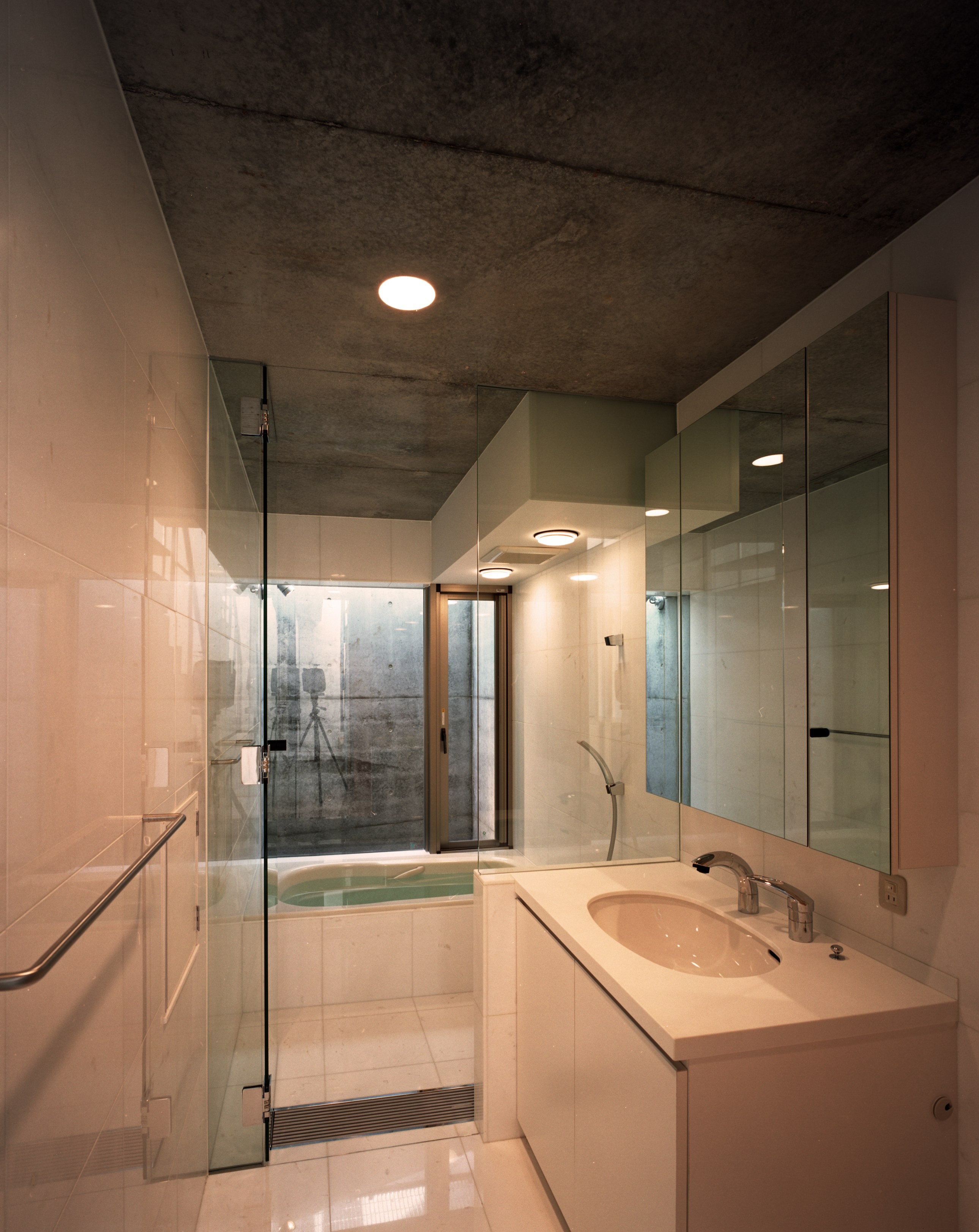 バス/トイレ事例：浴室・洗面（【宙空のコートハウス】　壁に囲まれたプライバシー完全な家）