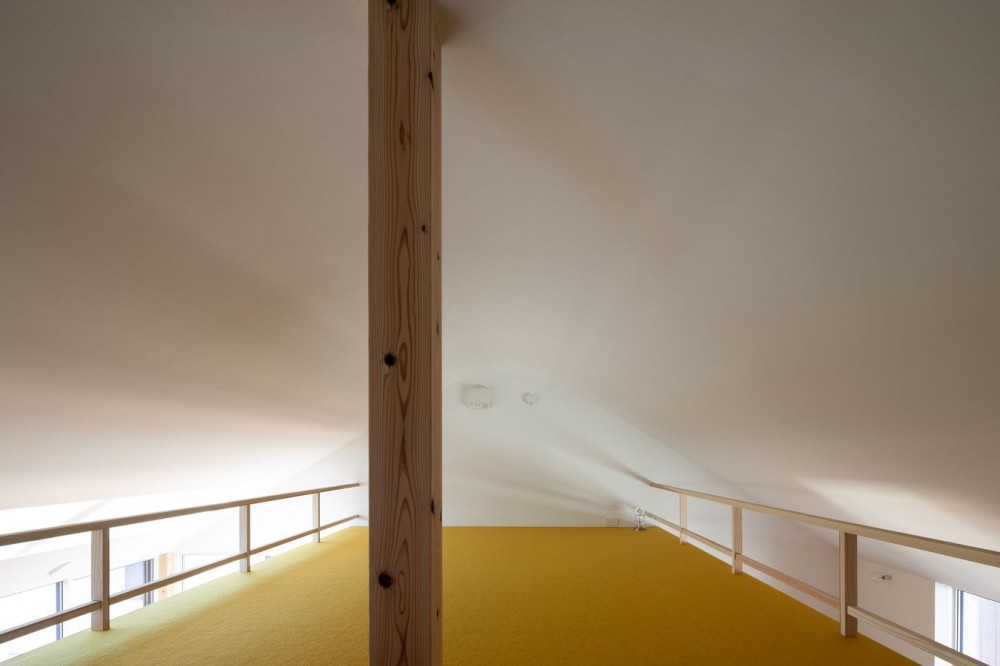 椿庵　― 茶室のある旗竿敷地の住宅 ― (カーブした天井がトップライトからの光を拡散するロフト)