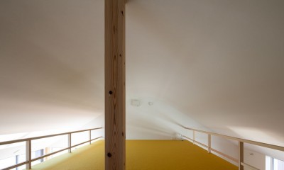 椿庵　― 茶室のある旗竿敷地の住宅 ― (カーブした天井がトップライトからの光を拡散するロフト)