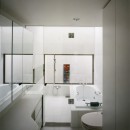 【自由が丘の家】　　宙に浮いたテラスが特徴の住宅の写真 浴室・洗面