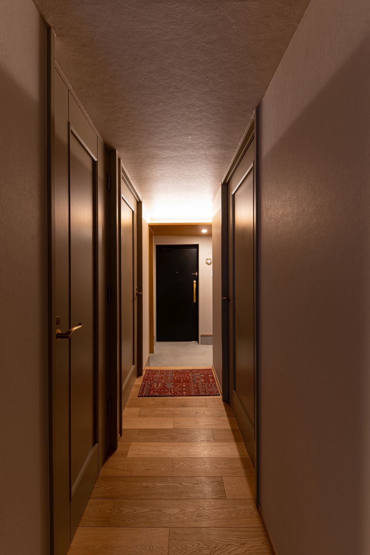 玄関事例：廊下から玄関をのぞむ（褪光の家）