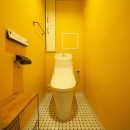 外国風カラフルな水まわりの写真 トイレ