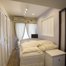 メゾネットをリフォームで西海岸スタイルに-淡いラベンダーの壁が美しいベッドルーム
